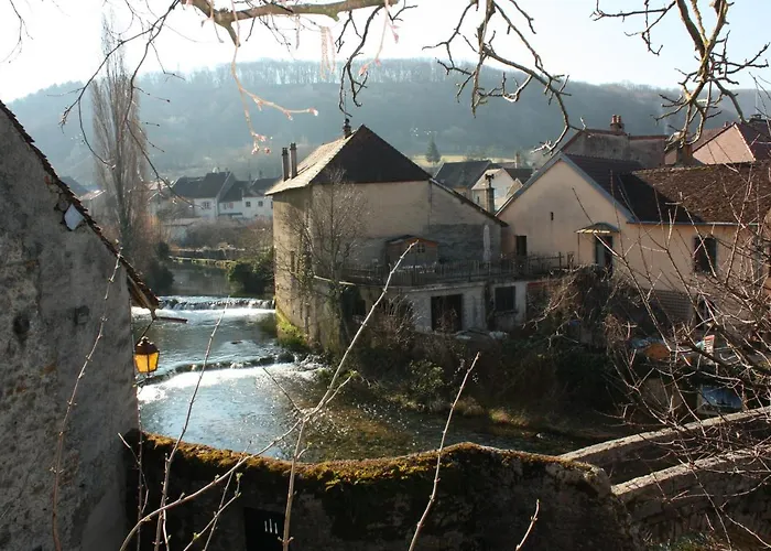 Grands Gites De Charme Avec Jardin, Lieu Calme Et Paisible En Plein Coeur D\'Arbois, Linge Inclu, Lits Faits A L\'Arrivee Et Menage En Fin De Sejour